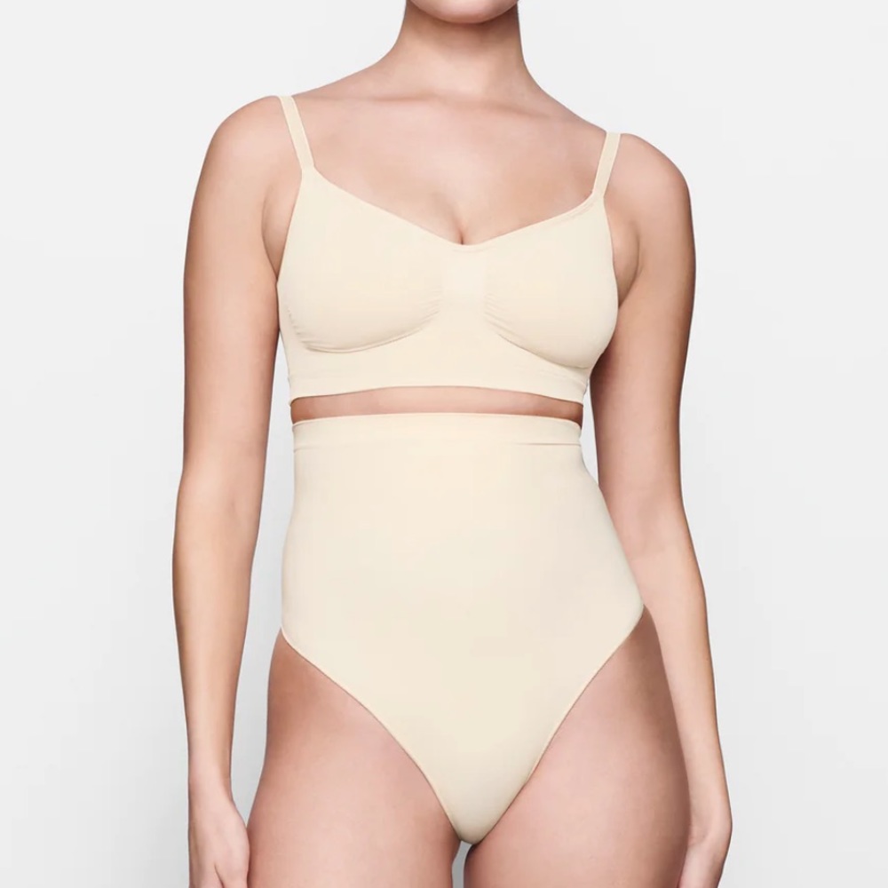 🌷skims seamless sculpt thong